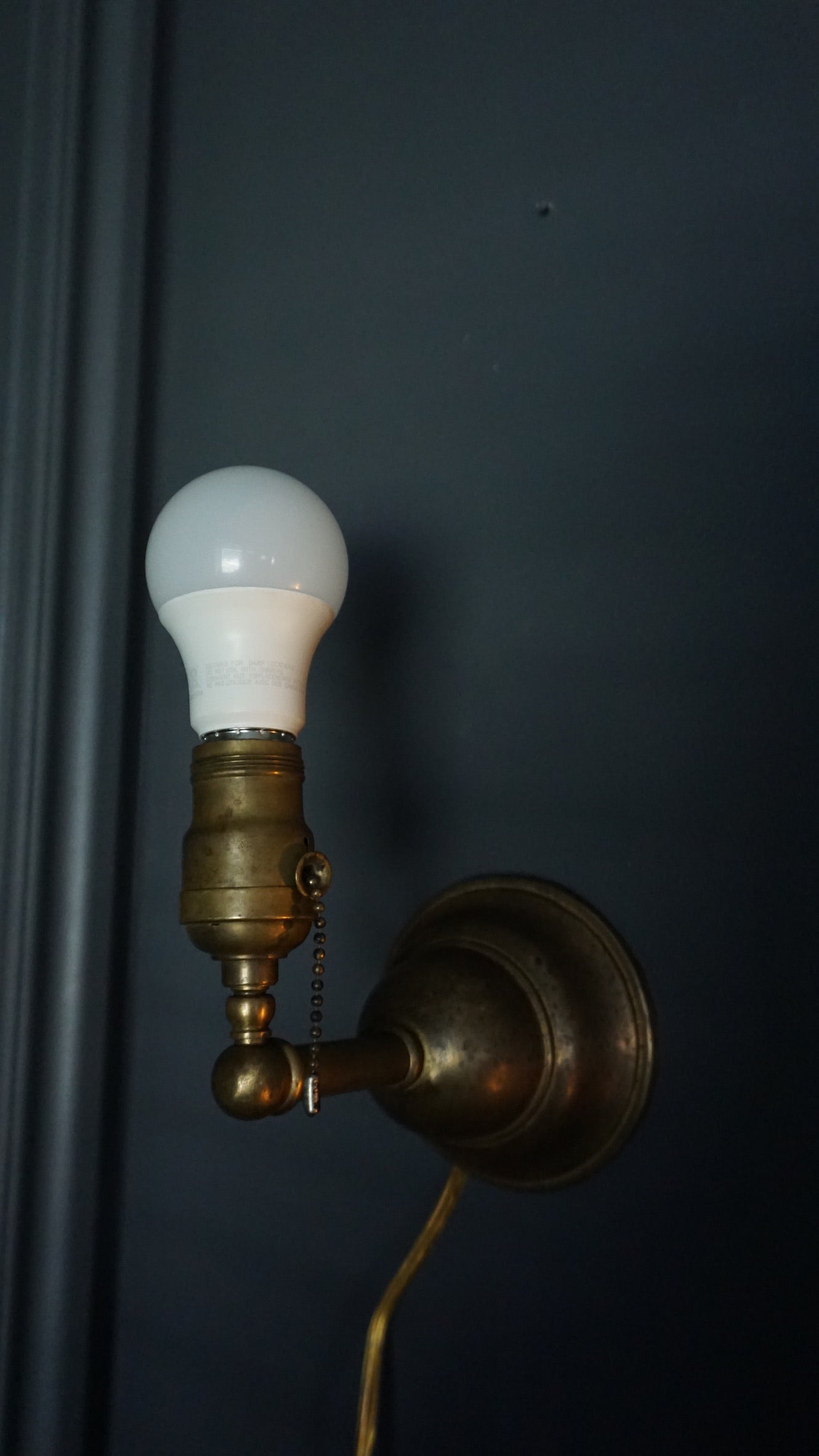 Early 20th-Century Solid Brass Wall Sconce with Bell Shade and Pull-Chain Switch