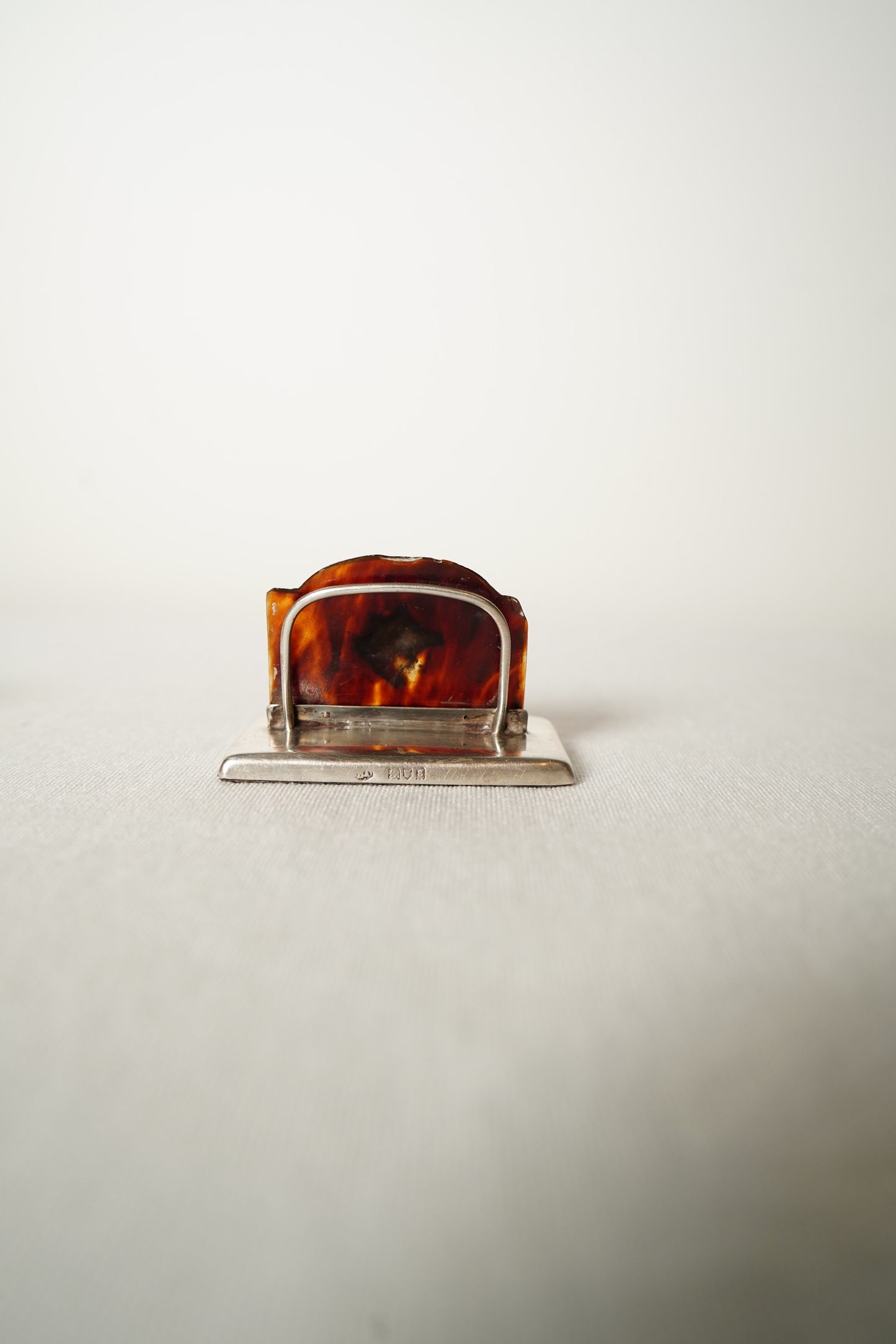 Edwardian Sterling Silver and Tortoiseshell Card or Menu Holders Pair with Boar’s Head and Sporting Dog, Birmingham c.1900