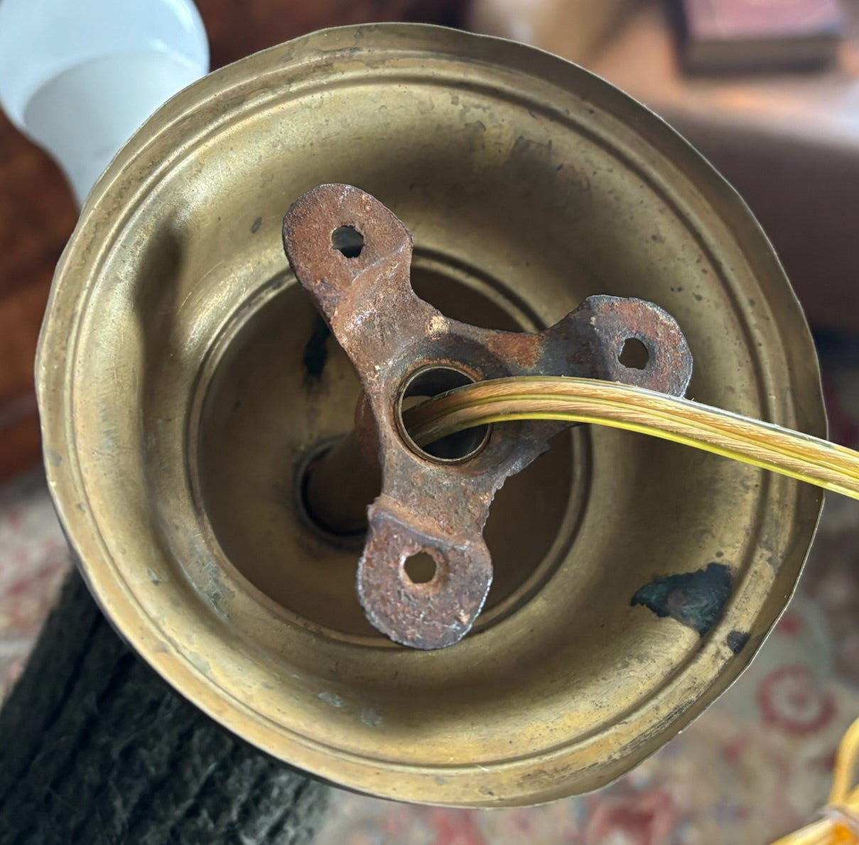 Early 20th-Century Solid Brass Wall Sconce with Bell Shade and Pull-Chain Switch