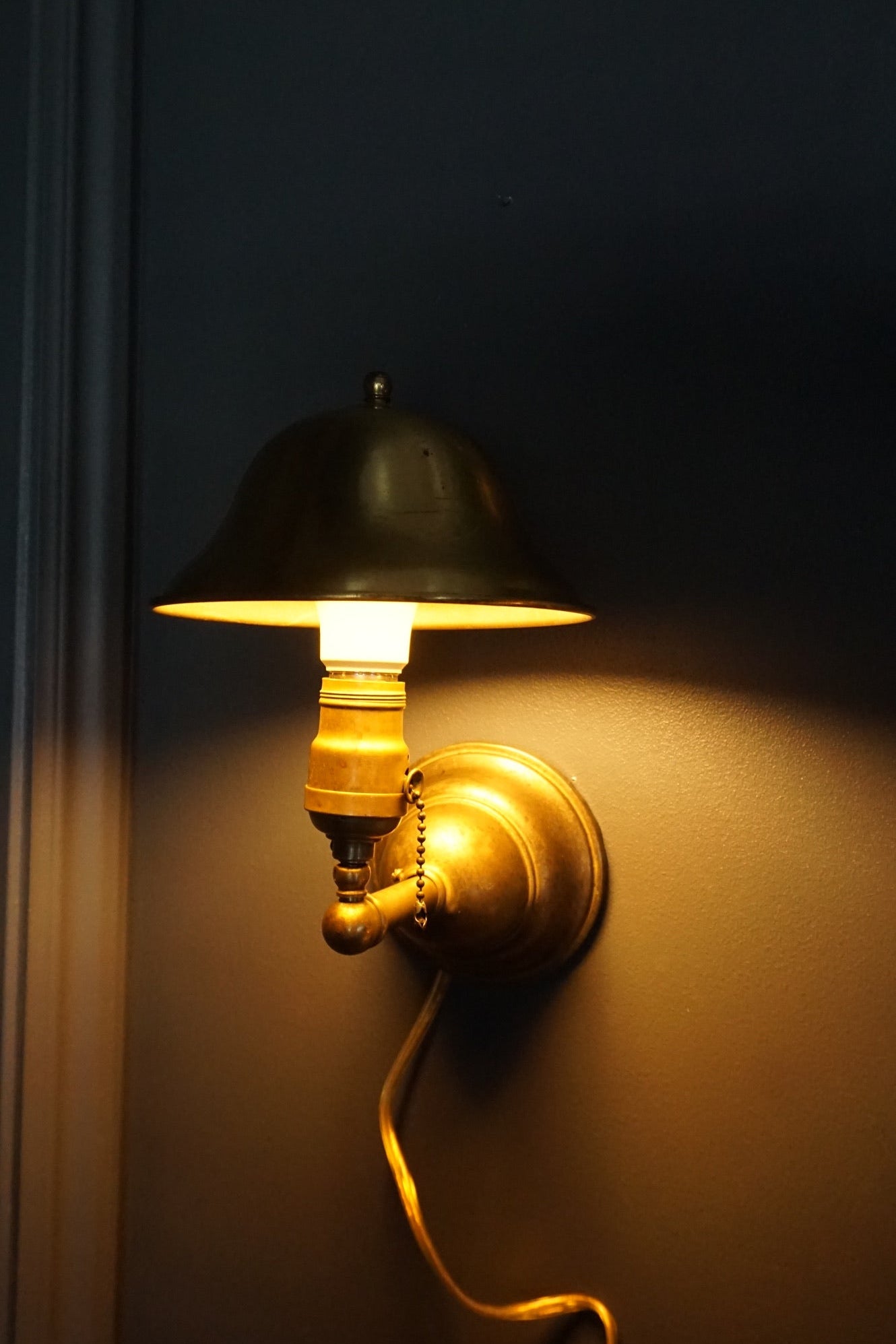 Early 20th-Century Solid Brass Wall Sconce with Bell Shade and Pull-Chain Switch