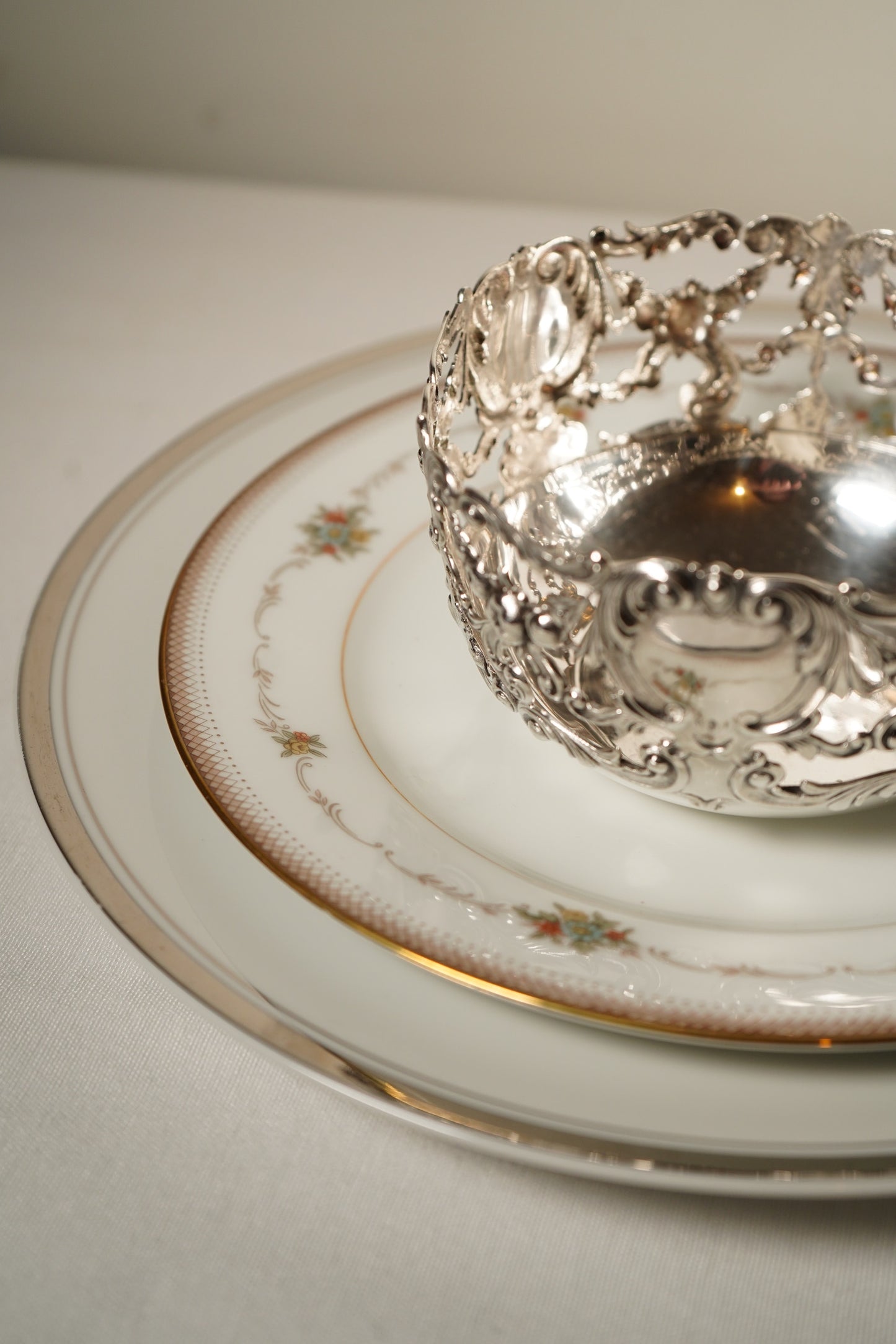 Lenox Wallace Heritage Newport White and Silver Dinner Plates Fine Porcelain 10.5 Inch Set