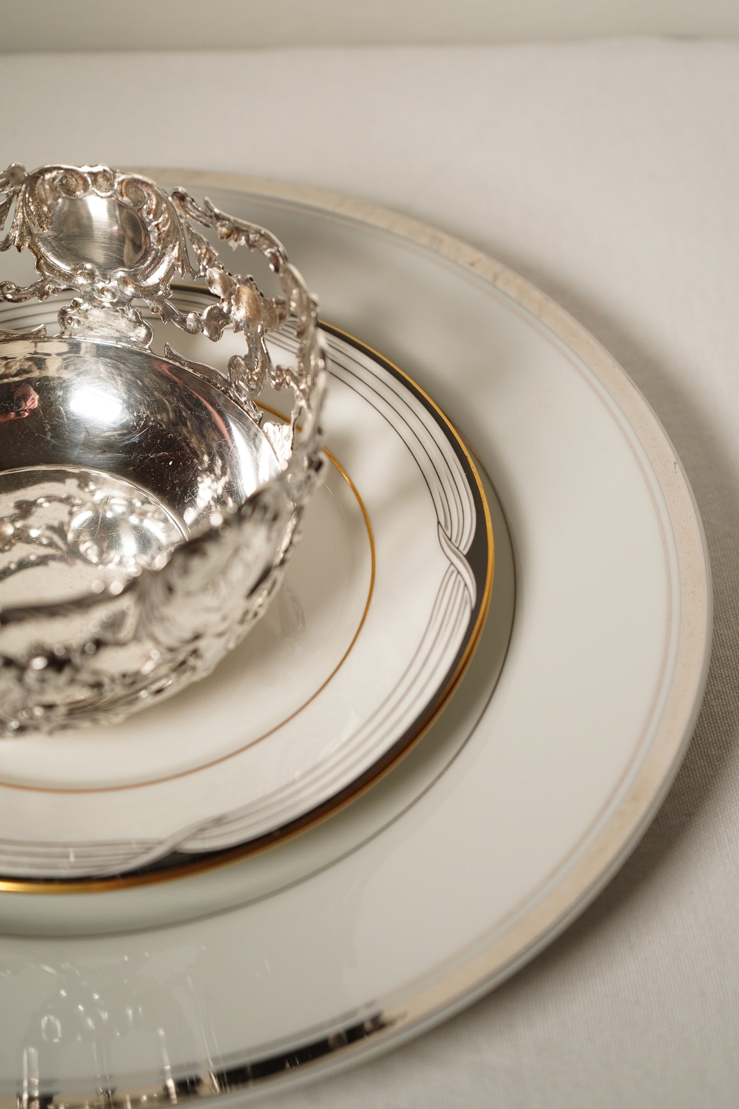 Lenox Wallace Heritage Newport White and Silver Dinner Plates Fine Porcelain 10.5 Inch Set