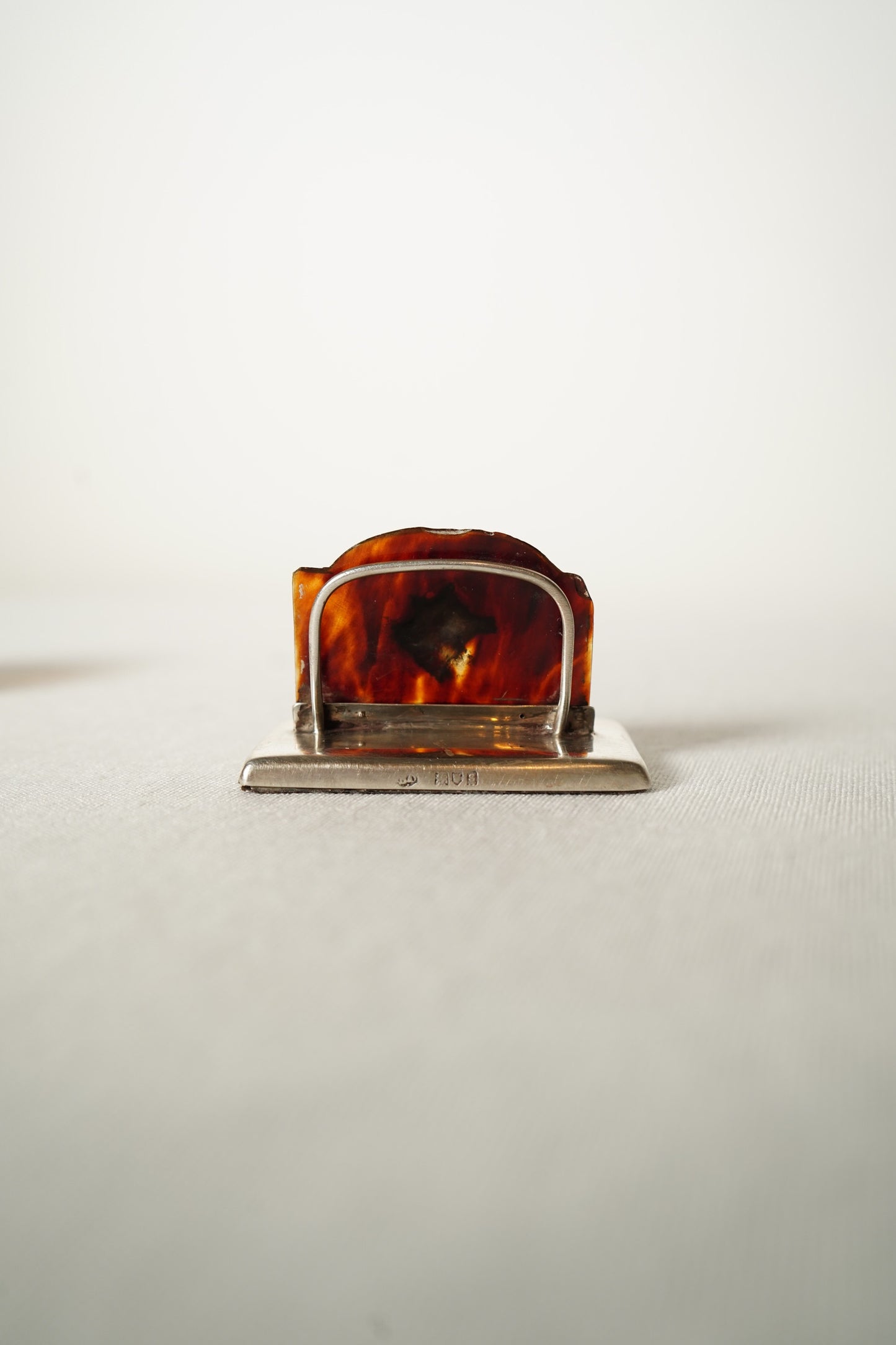 Edwardian Sterling Silver and Tortoiseshell Card or Menu Holders Pair with Boar’s Head and Sporting Dog, Birmingham c.1900